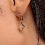 [Magnolia] Shiny Line Mother-of-Pearl Huggie Earrings ELKS4151